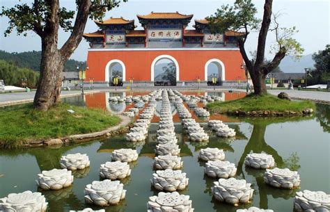 ¡Sumérgete en la Historia con las Ruinas del Palacio de Xinyang! Edificios ancestrales y fascinantes relieves.