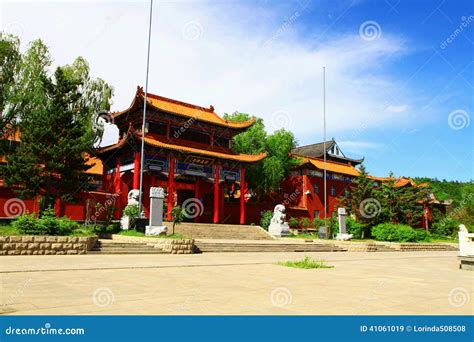 ¡Sumérgete en la historia y la belleza natural del Templo Jianzhen en Mudanjiang!