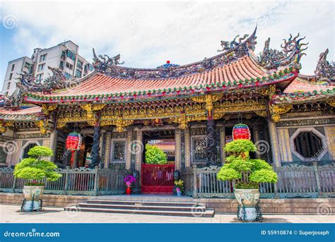 ¡Sumérgete en la Historia y la Belleza Natural del Templo de Longshan!